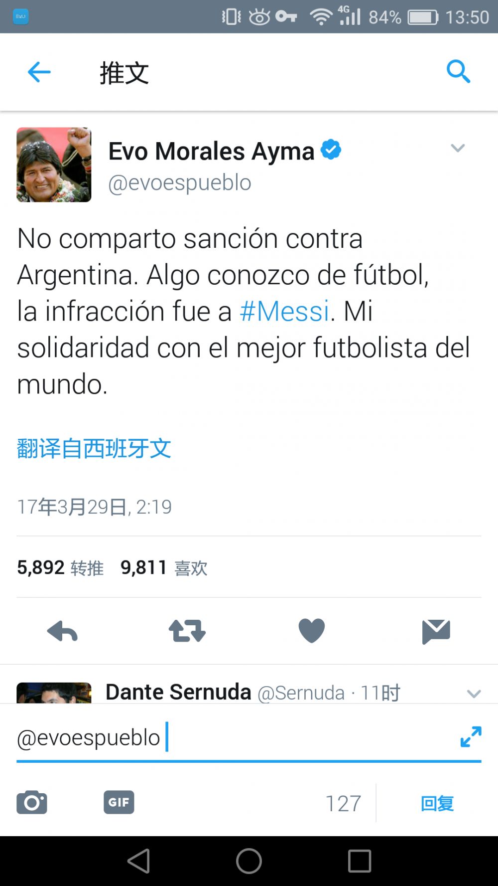 于是，她抬手指了指桌上的茶壶，妇人立马就反应了过来。